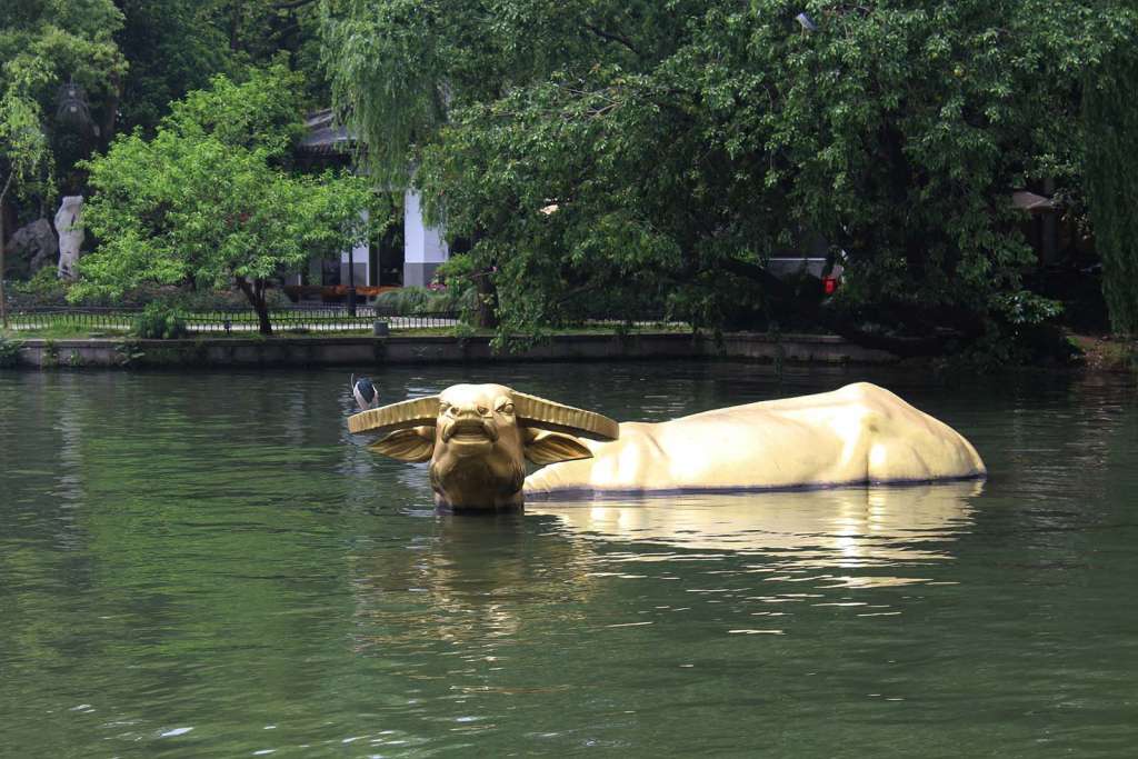 La statua del toro dorato ad Hangzhou in Cina - blog di viaggi