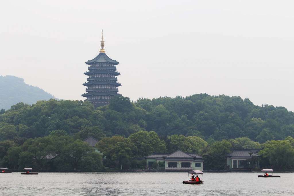 La pagoda Liuhe vista dal lago occidentale di Hangzhou in Cina - blog di viaggi