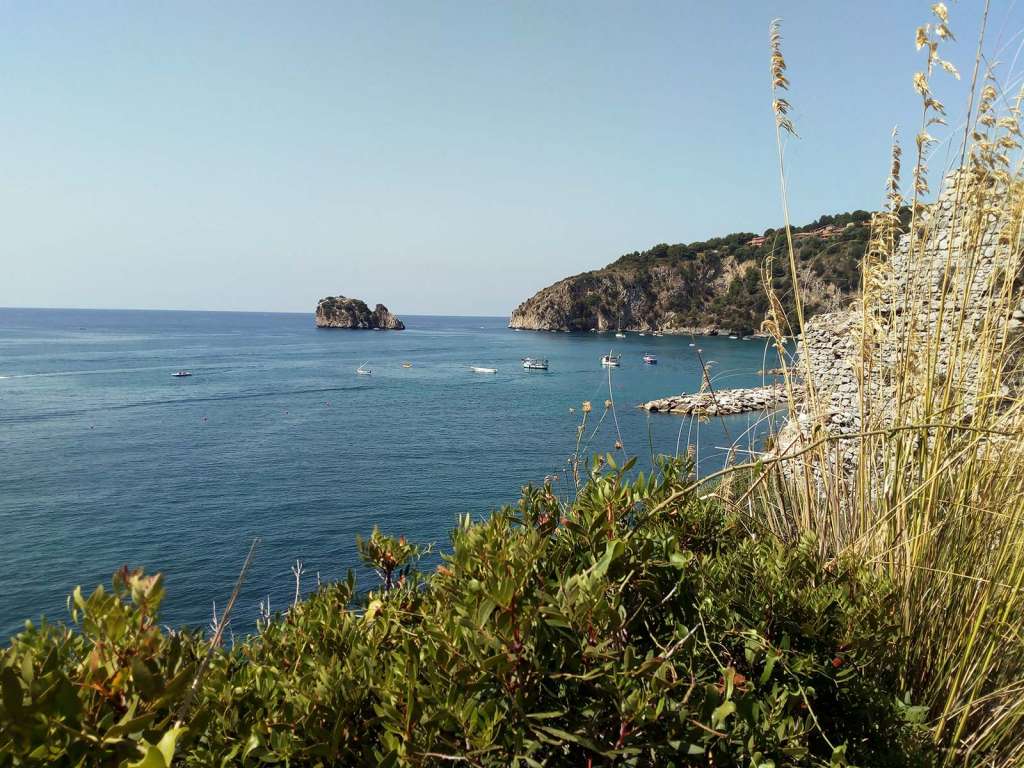 La spiaggia della Marinella con vista sullo scoglio del Coniglio a Palinuro - blog di viaggi