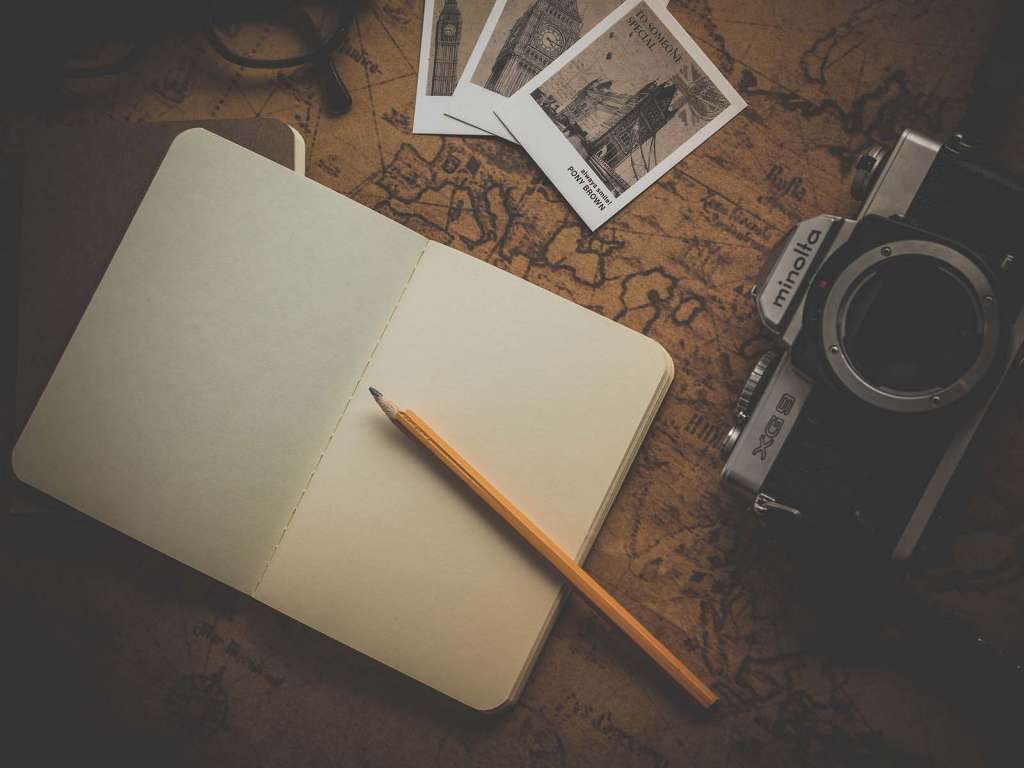 Taccuino da viaggio e macchina fotografica - blog di viaggi