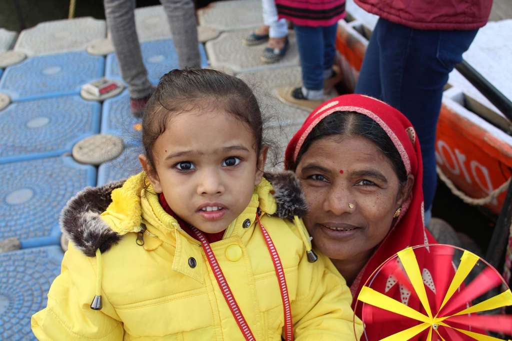 Nipote e nonna fotografate a Varanasi in India - blog di viaggi