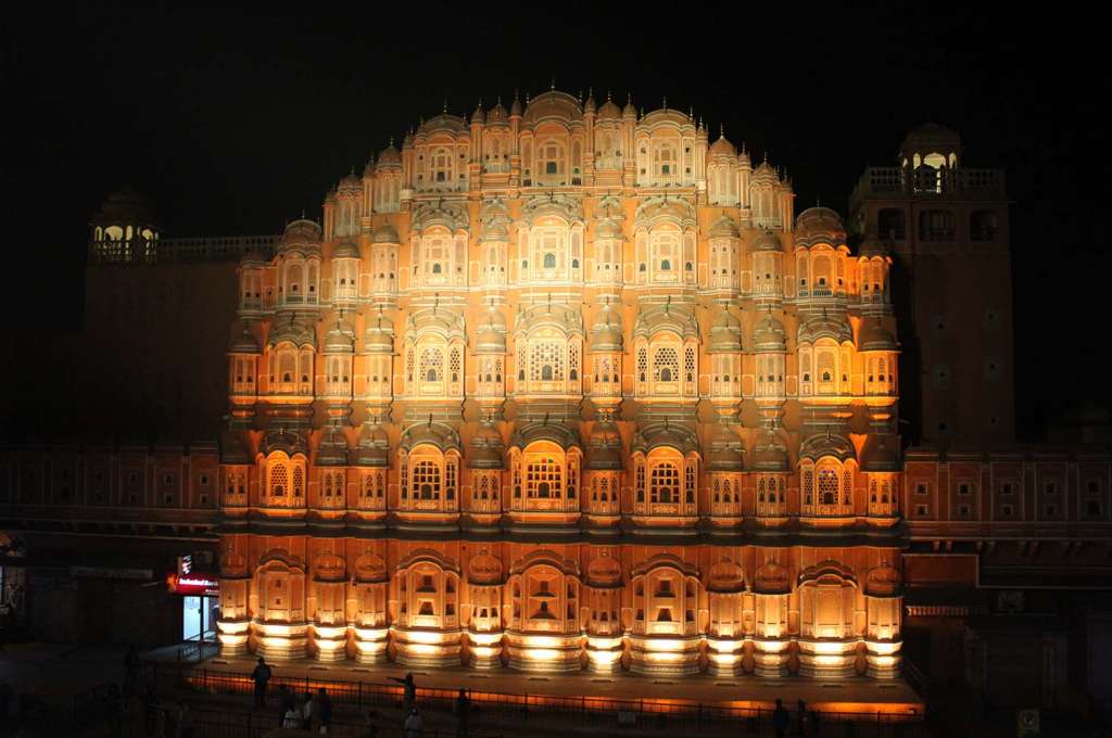 Hawa Mahal a Jaipur illuminato di notte - blog di viaggi