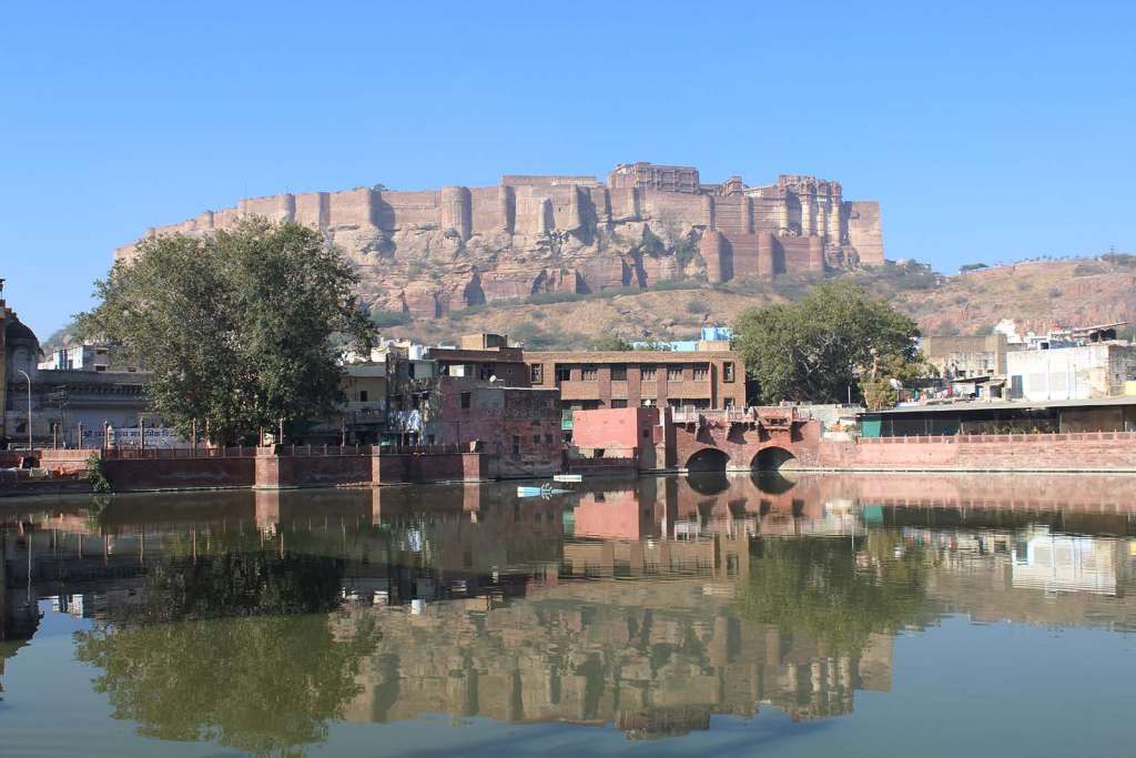 La fortezza Mehrangarh vista dal lago artificiale di Jodhpur - blog di viaggi