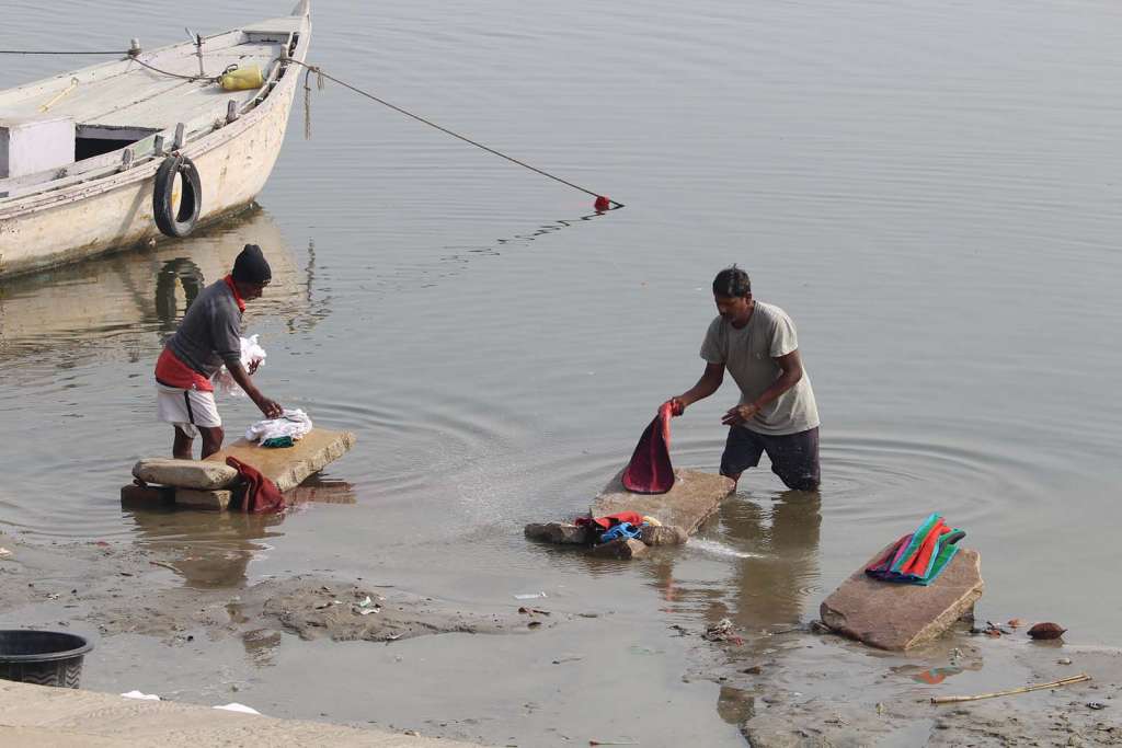Lavaggio degli abiti nel sacro Gange a Varanasi - blog di viaggi