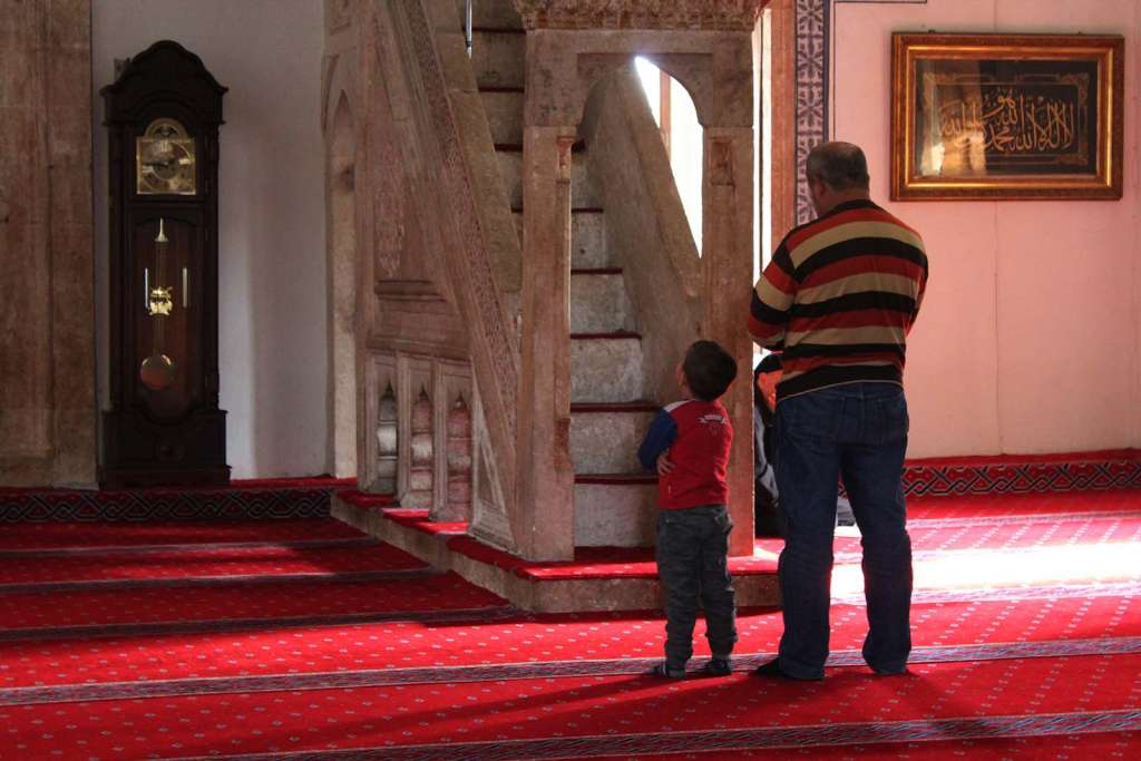 All'interno della Moschea a Pristina in Kosovo - blog di viaggi