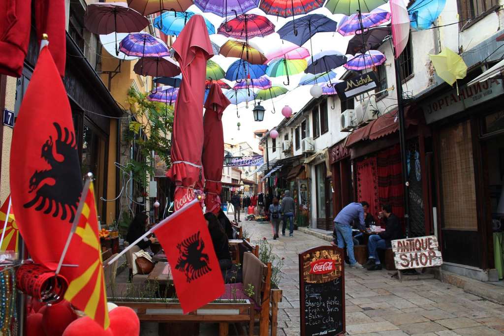 Camminare nell'old Bazar di Skopje in Macedonia - blog di viaggi