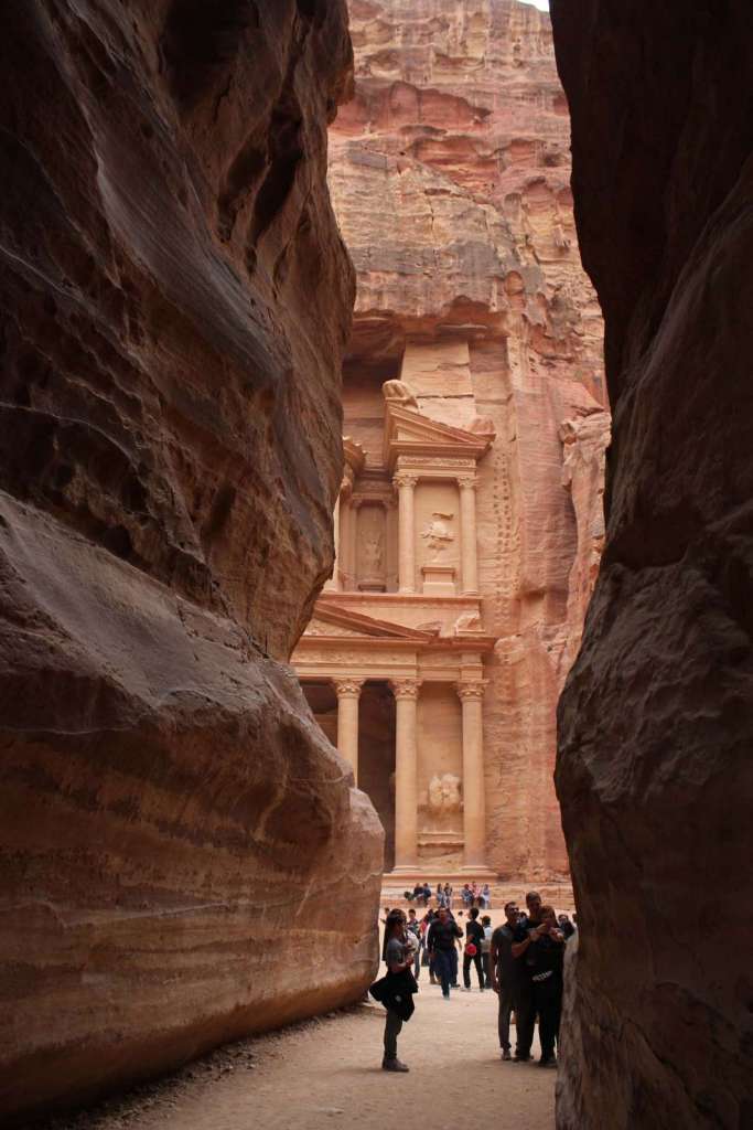Lo scorcio del tesoro di Petra visto dal Siq - blog di viaggi