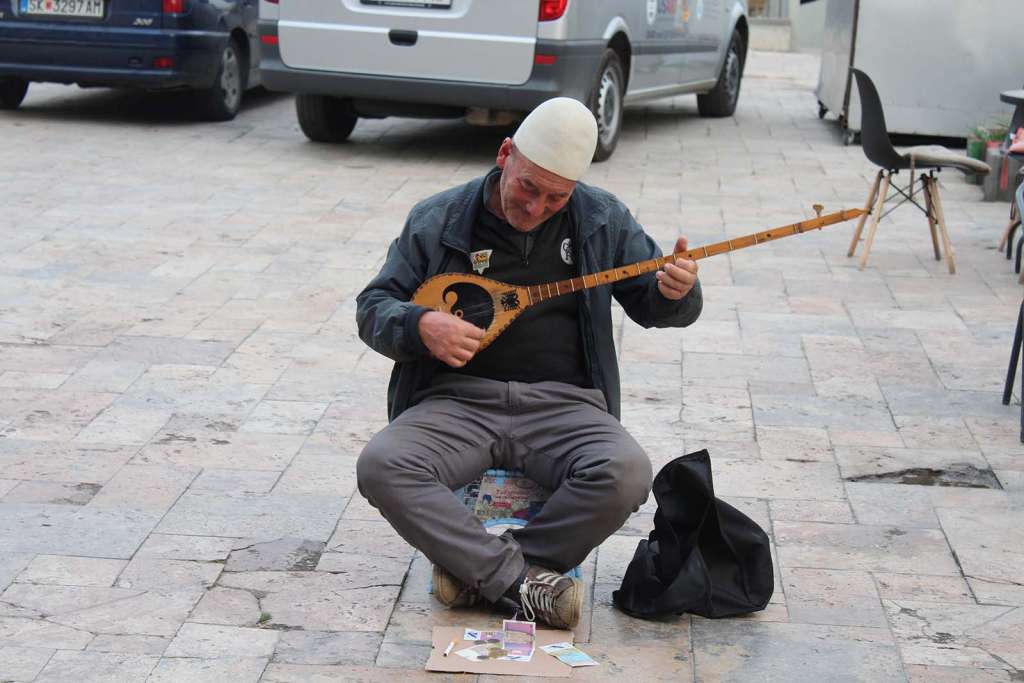 Un signore che suona per le strade di Skopje - blog di viaggi