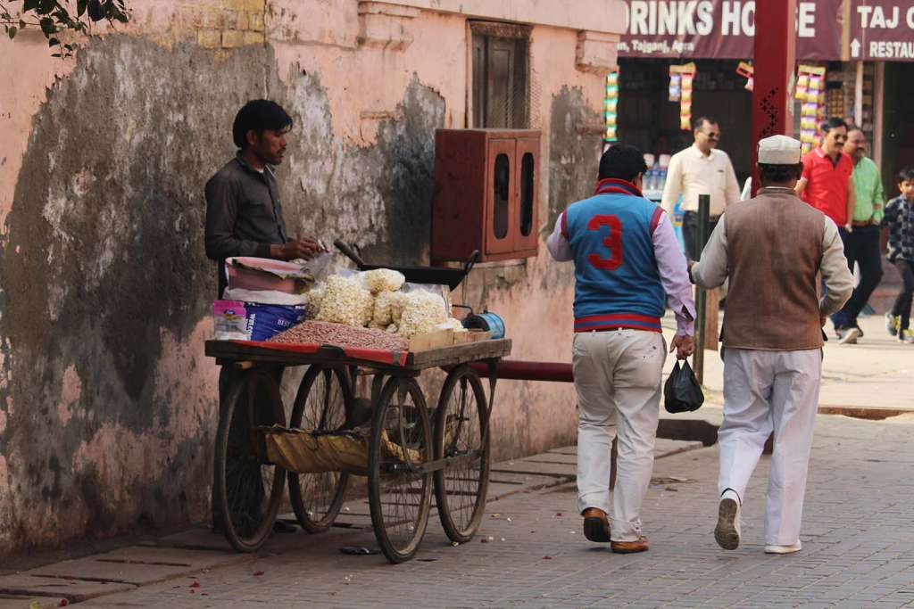 I venditori ambulanti indiani nella città di Agra nel Rajasthan - blog di viaggi