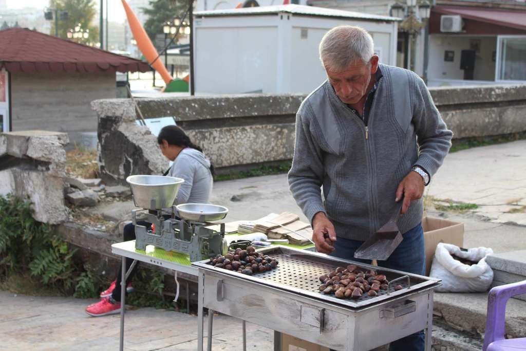 Venditore di castagne nella città vecchia di Skopje - blog di viaggi
