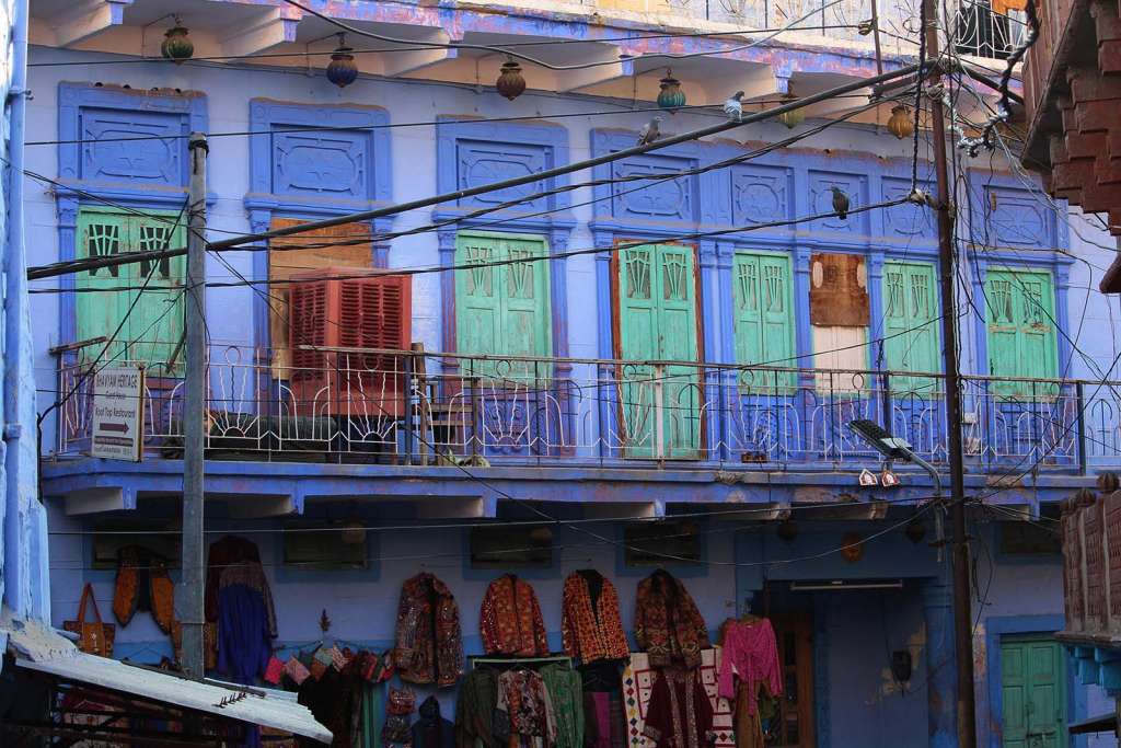 Porte e finestre colorate di blu nella città di Jodhpur in India - blog di viaggi