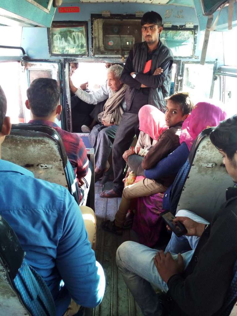 L'autobus per raggiungere in autonomia il tempio dei topi da Bikaner - blog di viaggi