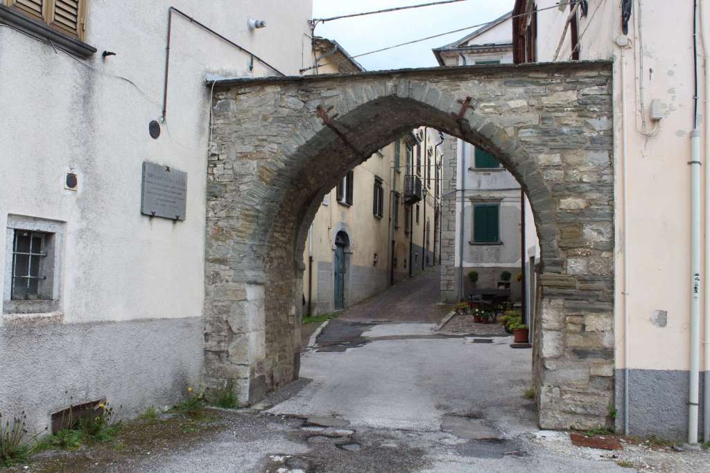 La porta di accesso al Borgo delle Campane di Agnone in Molise - blog di viaggi
