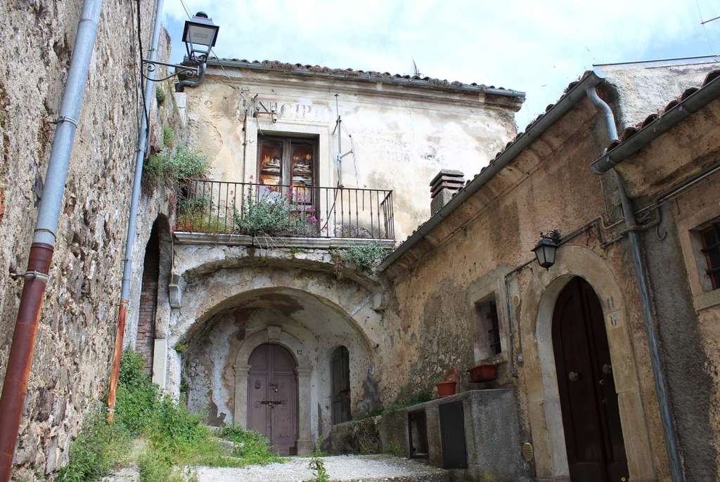 Il borgo fantasma di Rocchetta Alta in provincia di Isernia - blog di viaggi