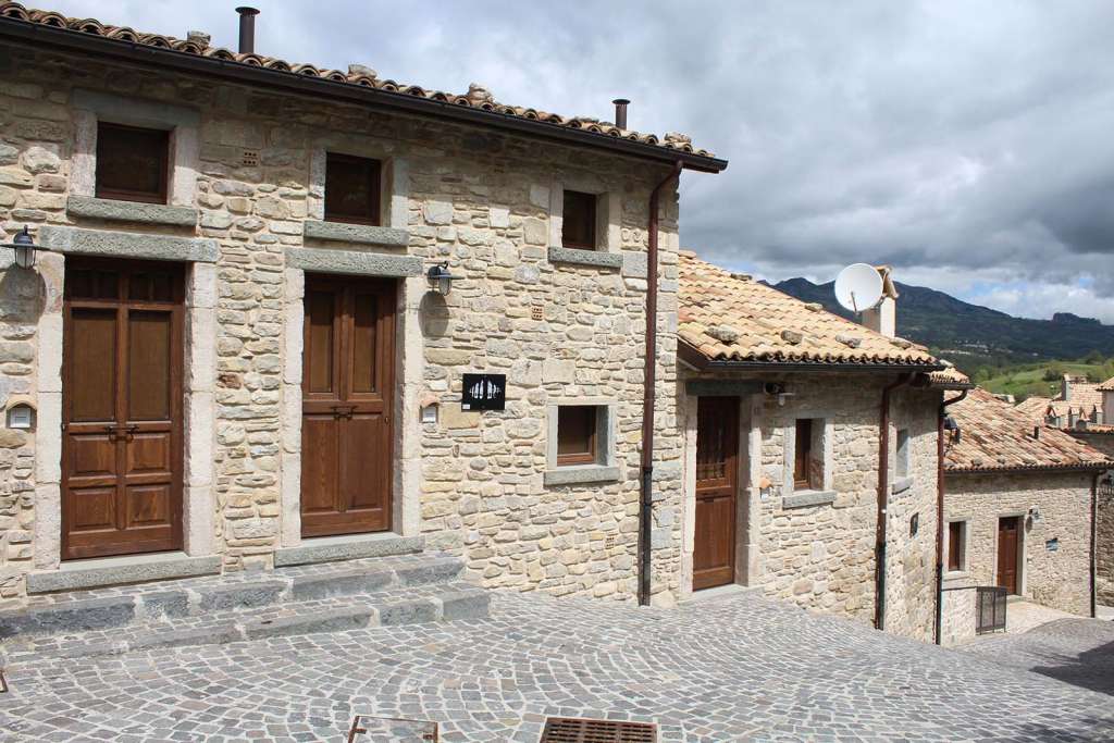 Dormire nel borgotufi di castel san Vincenzo in Molise - blog di viaggi