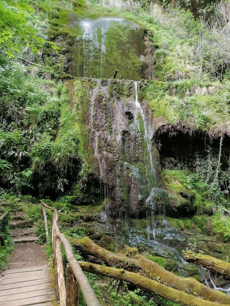 La cascata raggiungibile sul sentiero delle Scalelle nella Riserva dell'Orfento - blog di viaggi