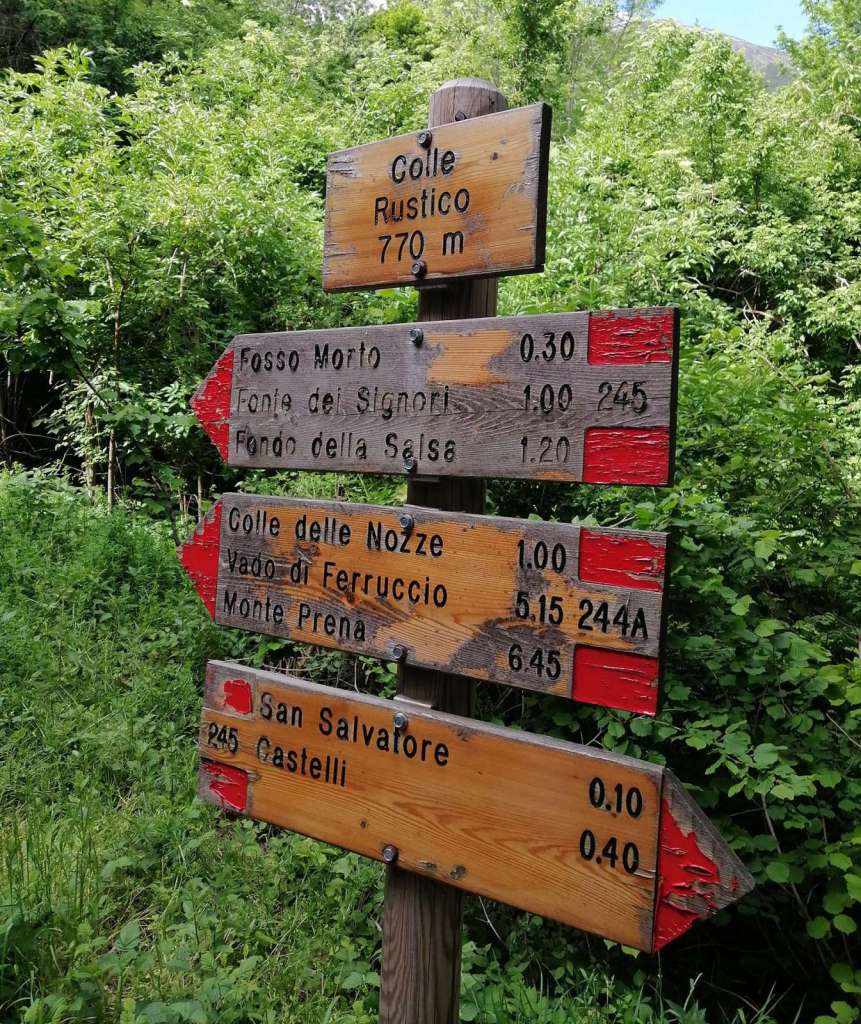 Punto di partenza per raggiungere il Fondo della Salsa alle pendici del Monte Camicia - blog di viaggi
