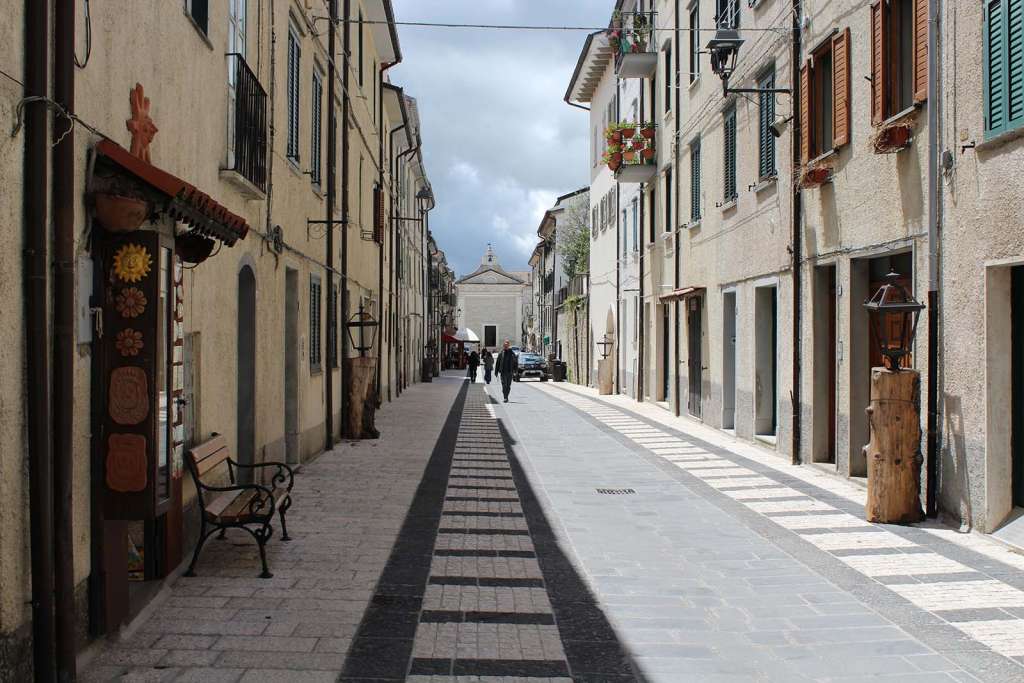 Il corso principale nel borgo di Capracotta in Molise - blog di viaggi