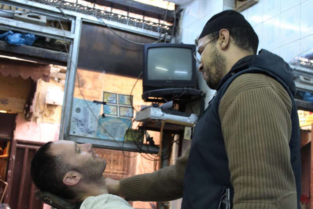 Fabio Sansone in una barberia a Fez in Marocco - blog di viaggi
