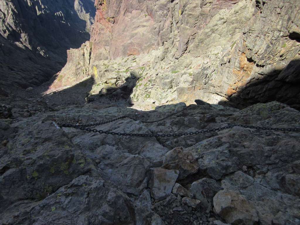 Catene sulle pareti rocciose lungo il trekking in Corsica - blog di viaggi