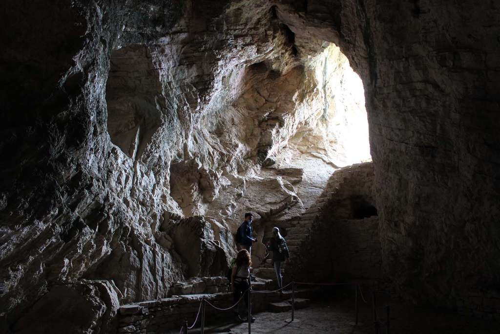 Visitare l'interno della grotta di Sant'Angelo alle Gole del Salinello - blog di viaggi