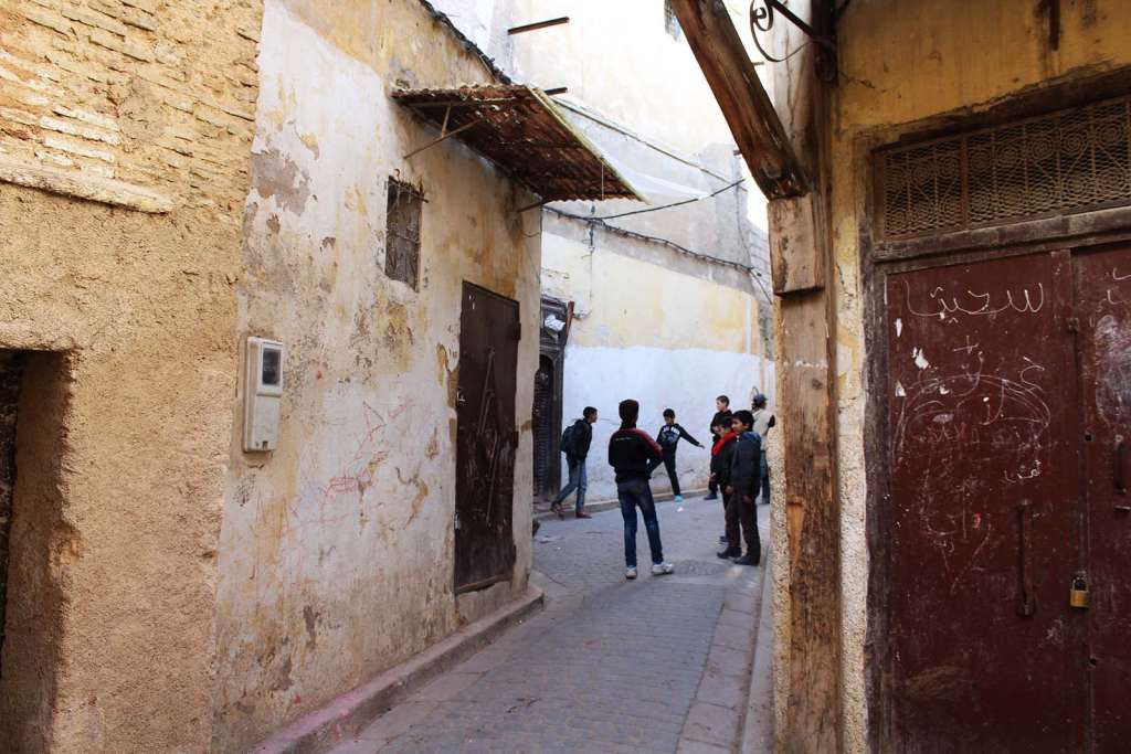 Bambini marocchini che giocano per le strade di Fez - blog di viaggi