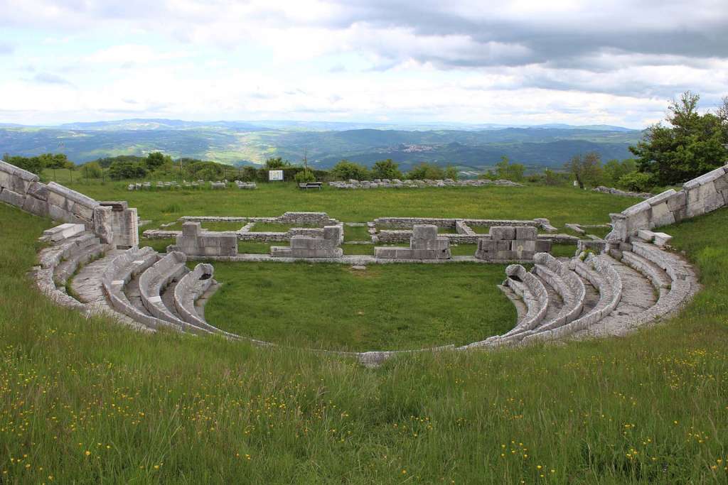 Il teatro Italico sannita da vedere nei dintorni di Pietrabbondante in Molise - blog di viaggi