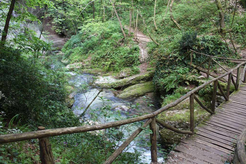 Attraversare il fiume Orfento sui ponti in legno del sentiero delle Scalelle - blog di viaggi