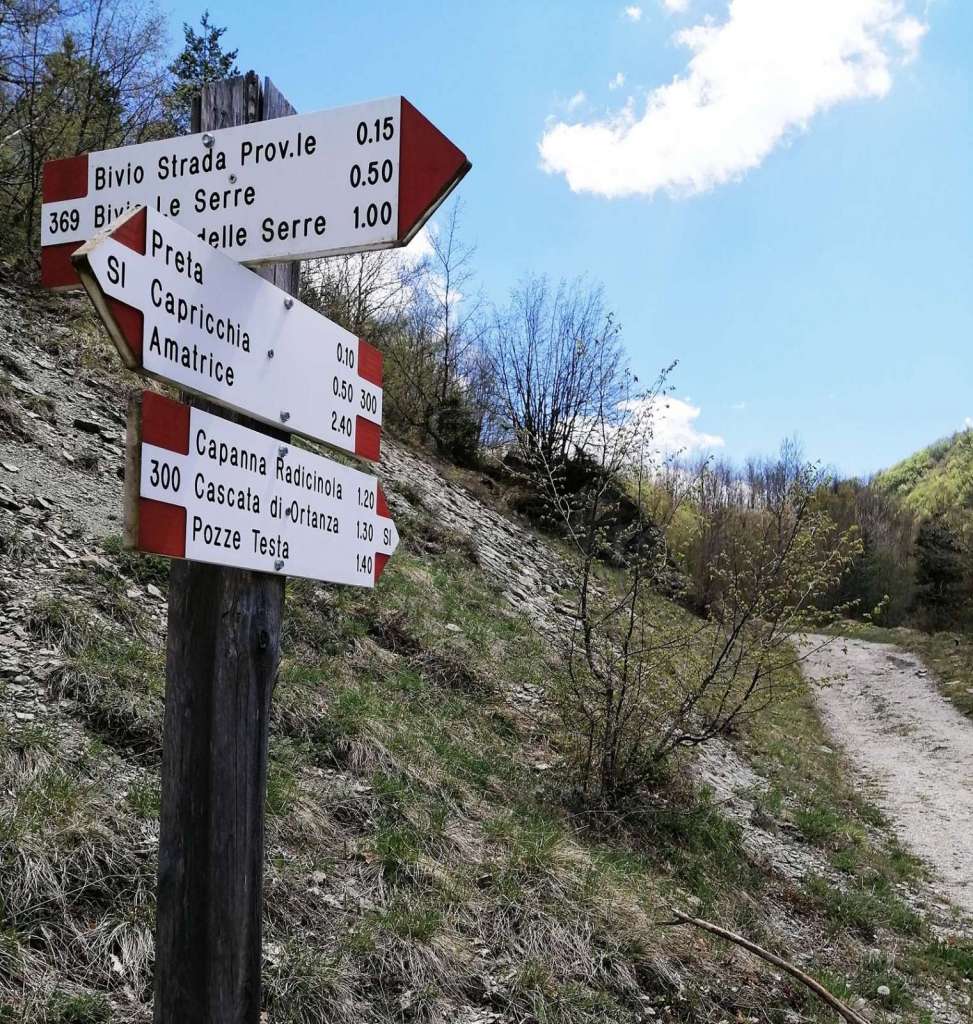 La segnaletica per raggiungere la Cascata di Ortanza dal ponte di Preta di Amatrice - blog di viaggi