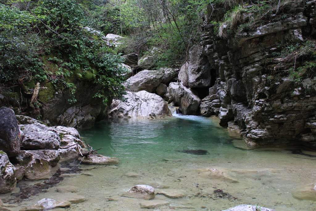 le piscine naturali all'interno delle Gole del Salinello in Abruzzo - blog di viaggi