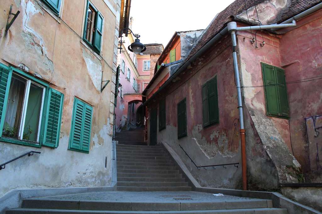 Passeggiando per le pittoresche abitazioni di Sibiu in Romania - blog di viaggi