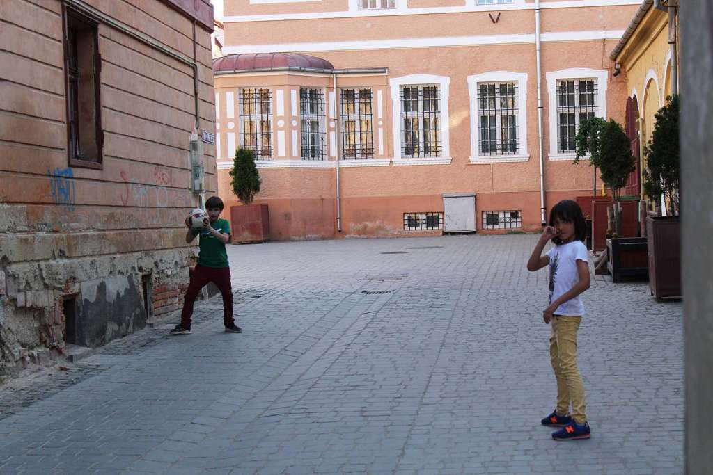Bambini rumeni che giocano per le strade di Brasov - blog di viaggi