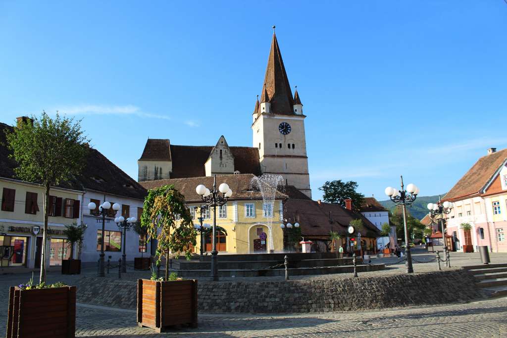La piazza centrale nel villaggio di Cisnadie in Transilvania nei dintorni di Sibiu - blog di viaggi