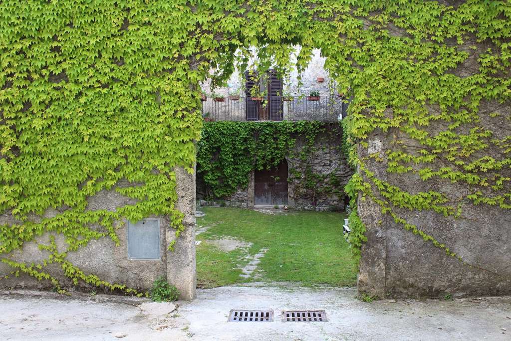 Giardino privato nel borgo di Castel San Vincenzo in Molise - blog di viaggi