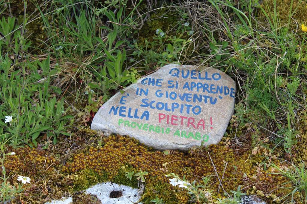 I sassi di Pietrabbondante lungo il sentiero per arrivare alla Croce - blog di viaggi