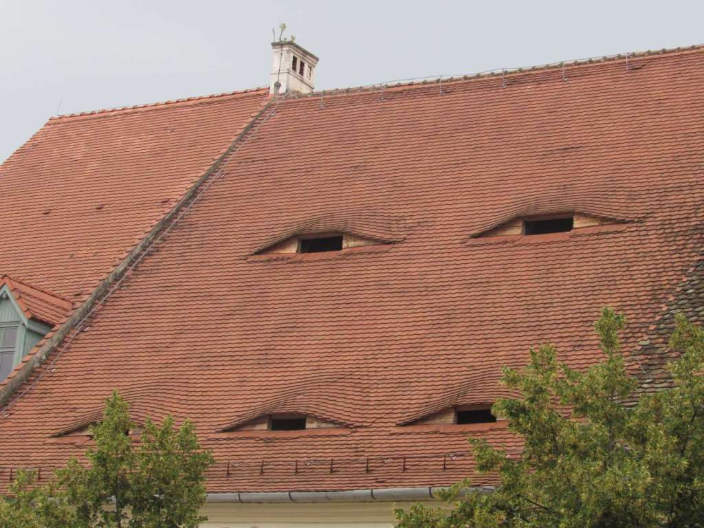 Piccole finestre sui tetti delle abitazioni di Sibiu come dei piccoli occhi - blog di viaggi