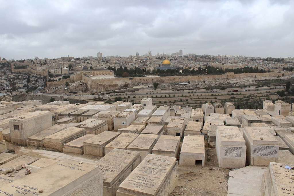 Il cimitero ebraico sul Monte degli Ulivi con vista sulla spianata di Gerusalemme - blog di viaggi