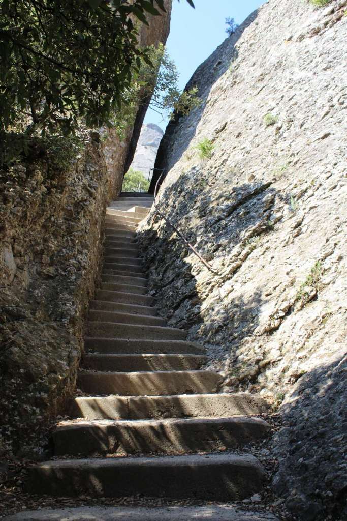 Le scale lungo il sentiero per raggiungere Saint Jeroni sul Montserrat - blog di viaggi