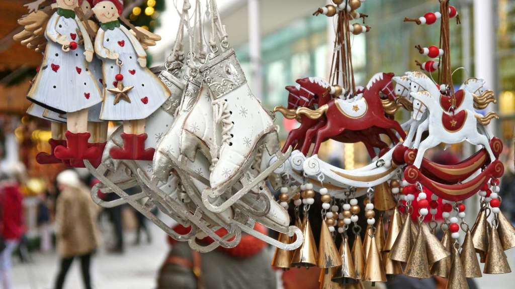 acquistare un souvenir di artigianato locale nei mercatini - blog di viaggi 