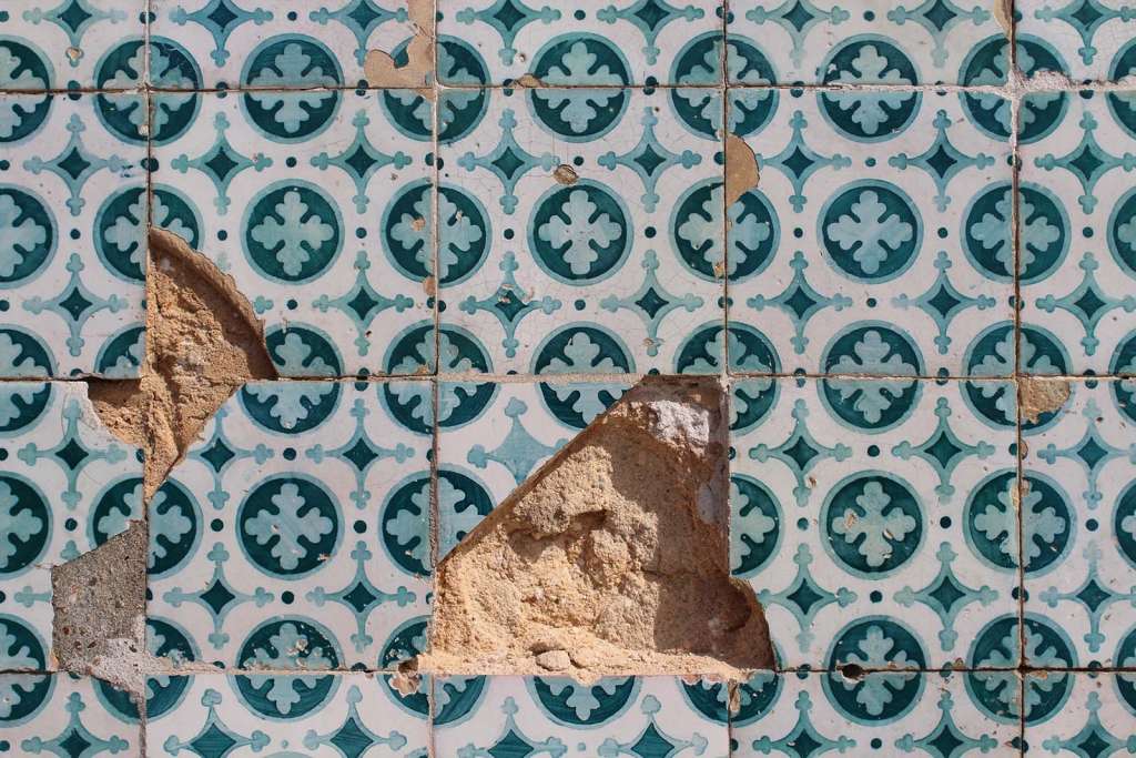 Ammirare i famosi Azulejos nel quartiere Alfama di Lisbona - blog di viaggi