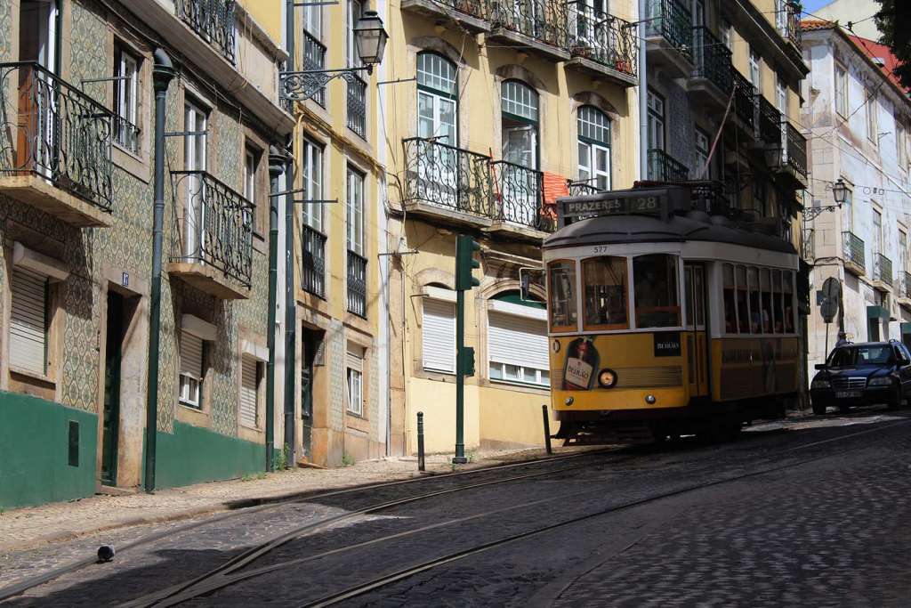 Il tram n.28 che attraversa il quartiere Alfama di Lisbona - blog di viaggi