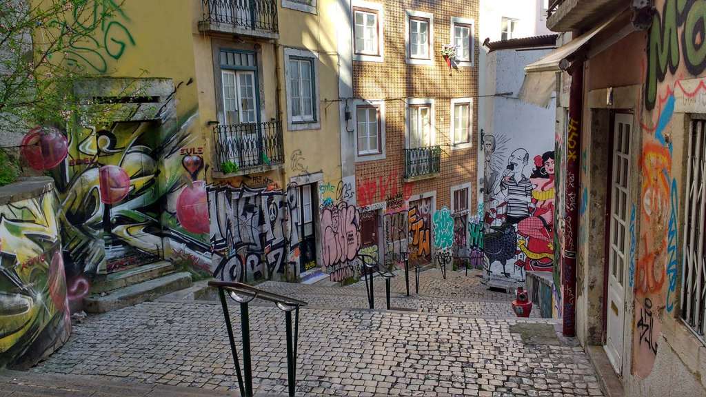 street art nel quartiere Alfama di Lisbona - blog di viaggi
