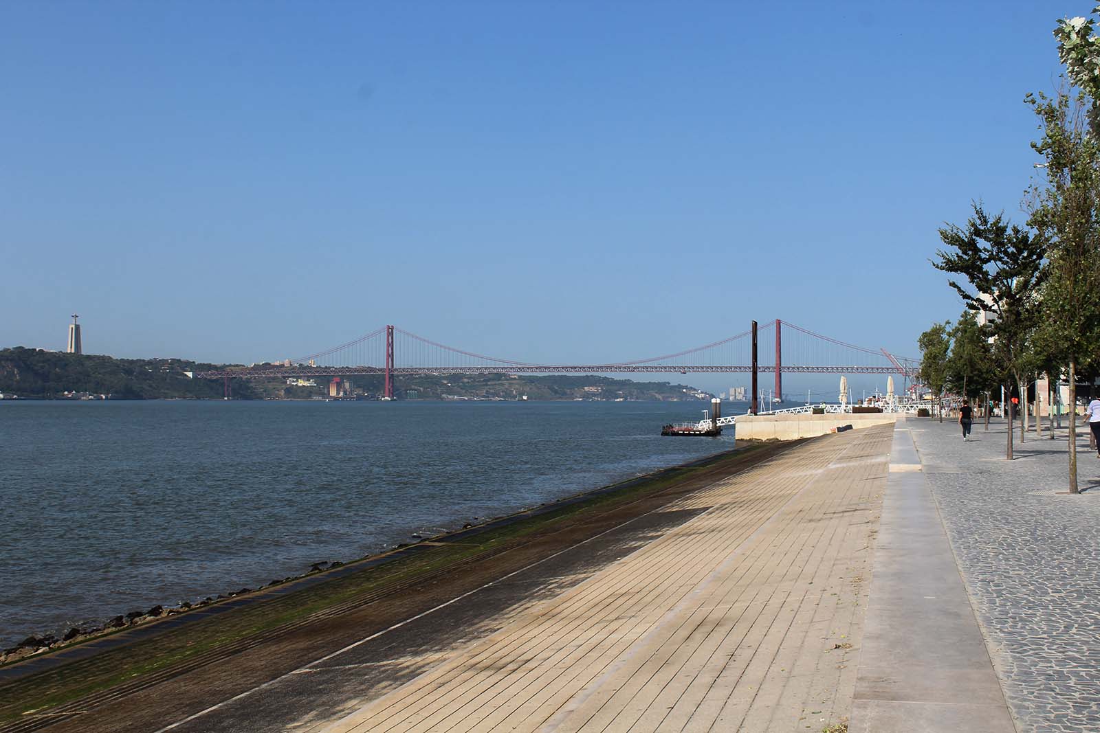 Vista del Ponte 25 de April dalla Ribeira di Lisbona - blog di viaggi