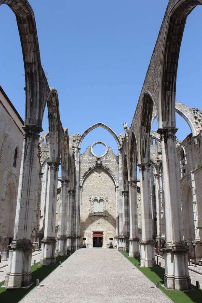 entrare nel convento do Carmo a Lisbona - blog di viaggi