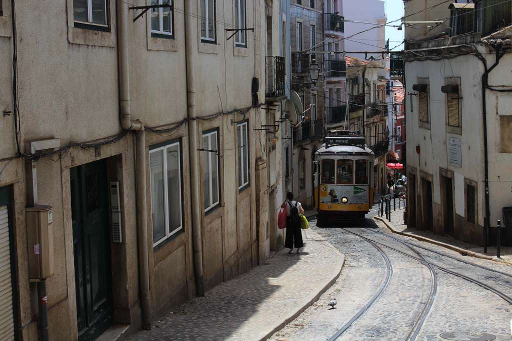 il famoso tram n.28 che risale il quartiere Alfama di Lisbona - blog di viaggi