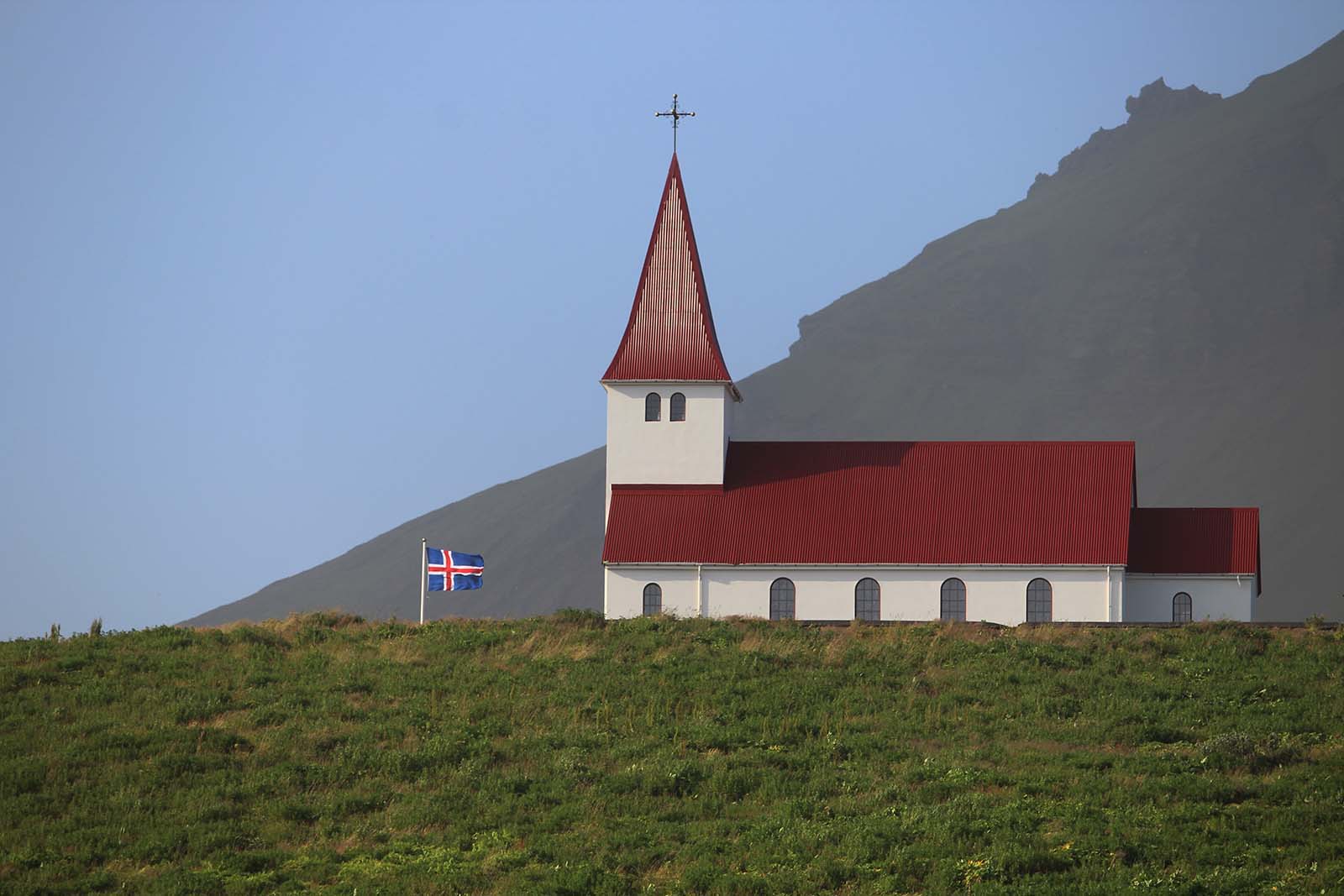 La caratteristica chiesa nel centro di Vik in Islanda - blog di viaggi