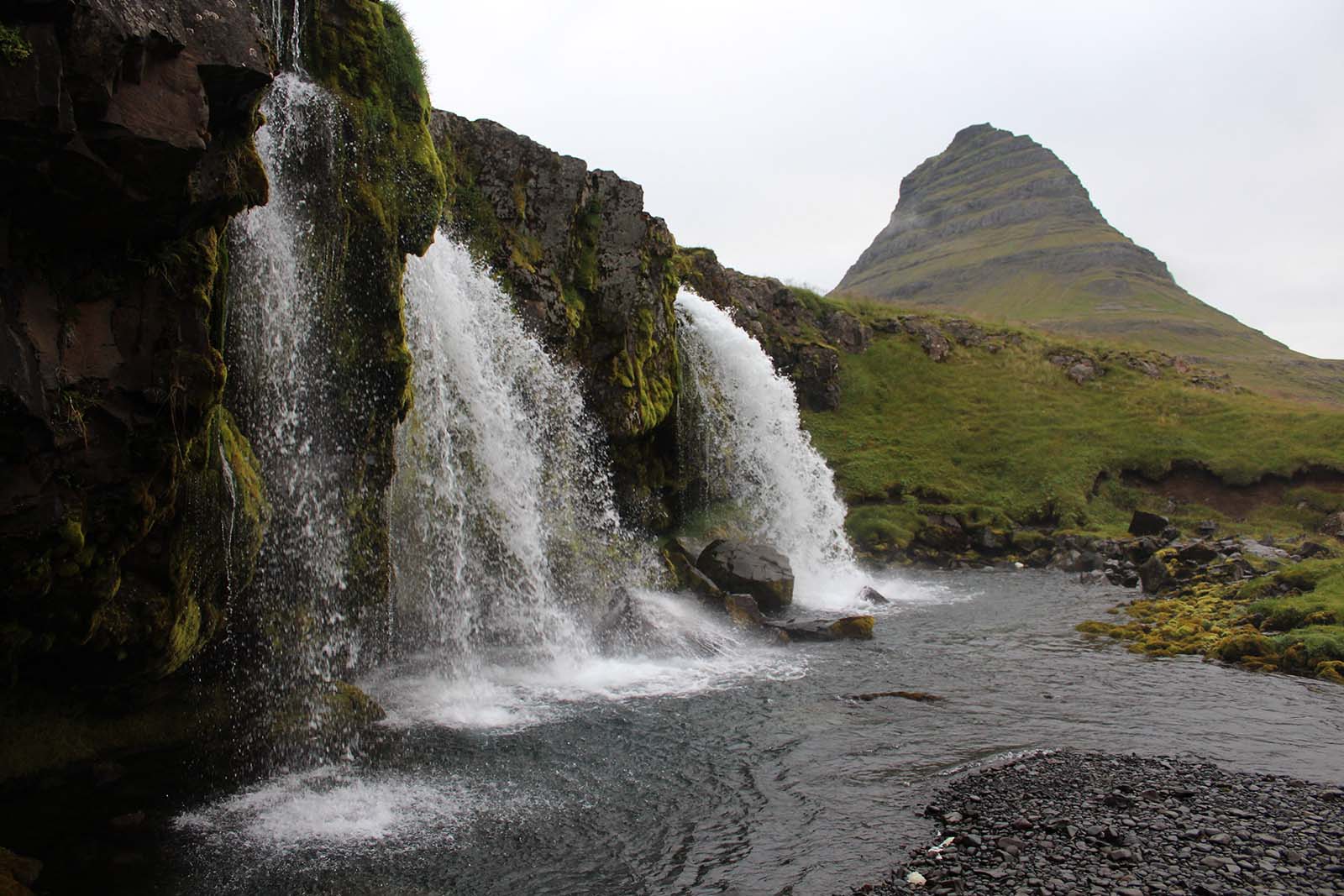 montagna Kirkjufell dalla cascata - blog di viaggi
