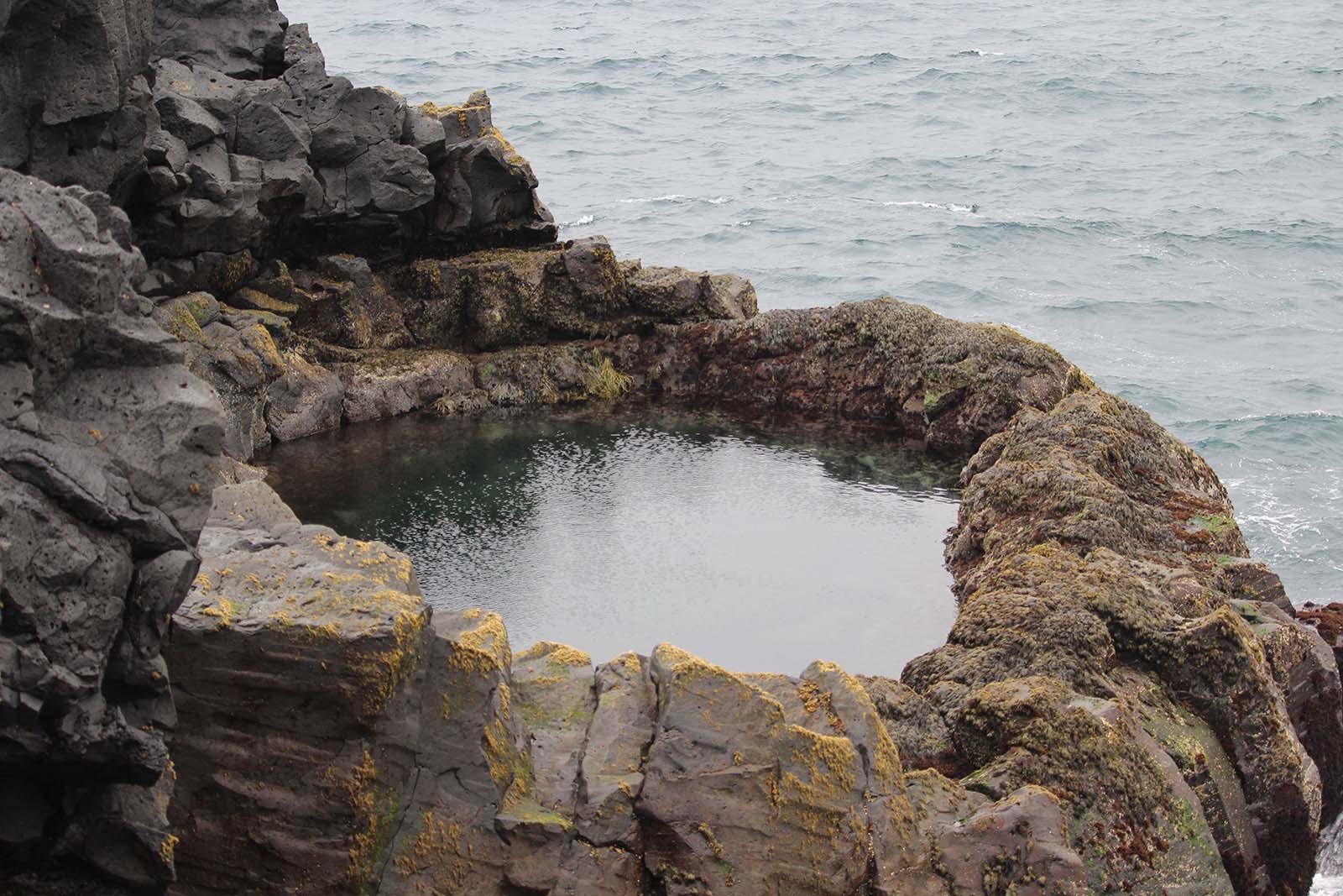 visitare le piscine naturali Brimketill nella penisola di Reykjanes in islanda - blog di viaggi 