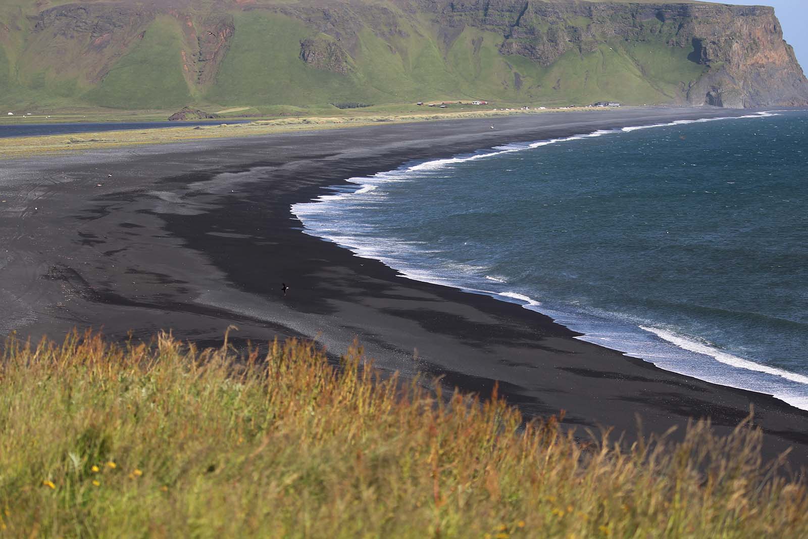 la spiaggia nera di Reynisfjara vista dalla penisola di Dyrhólaey - blog di viaggi