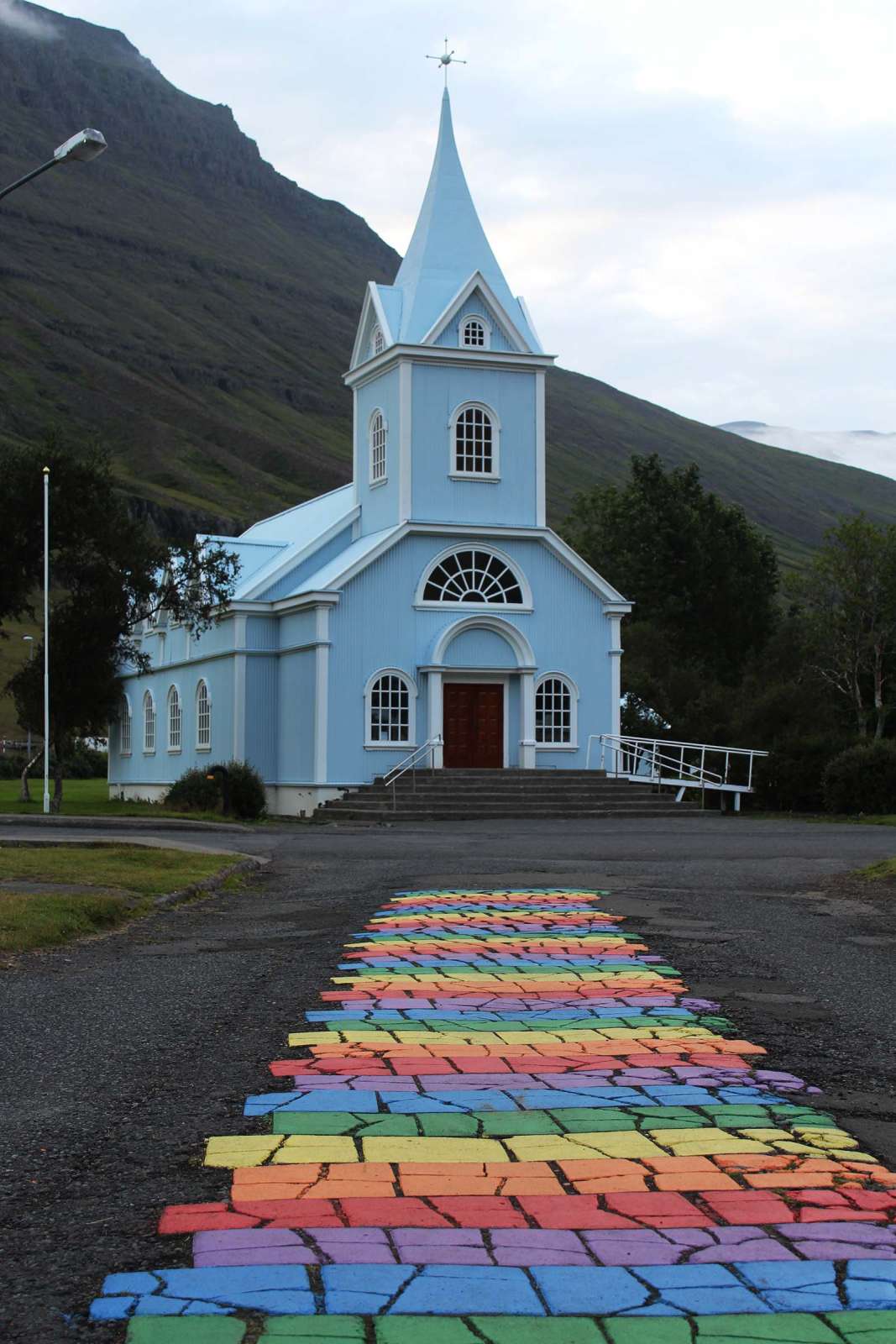 la strada arcobaleno che porta verso la chiesa celeste in Islanda - blog di viaggi